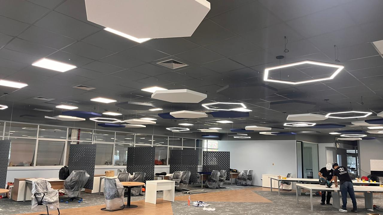 Ambiente corporativo climatizado em fase final de montagem