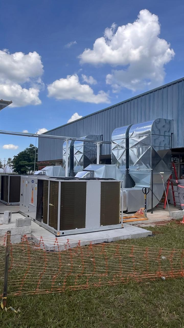 Unidades condensadoras Carrier instaladas em obra industrial